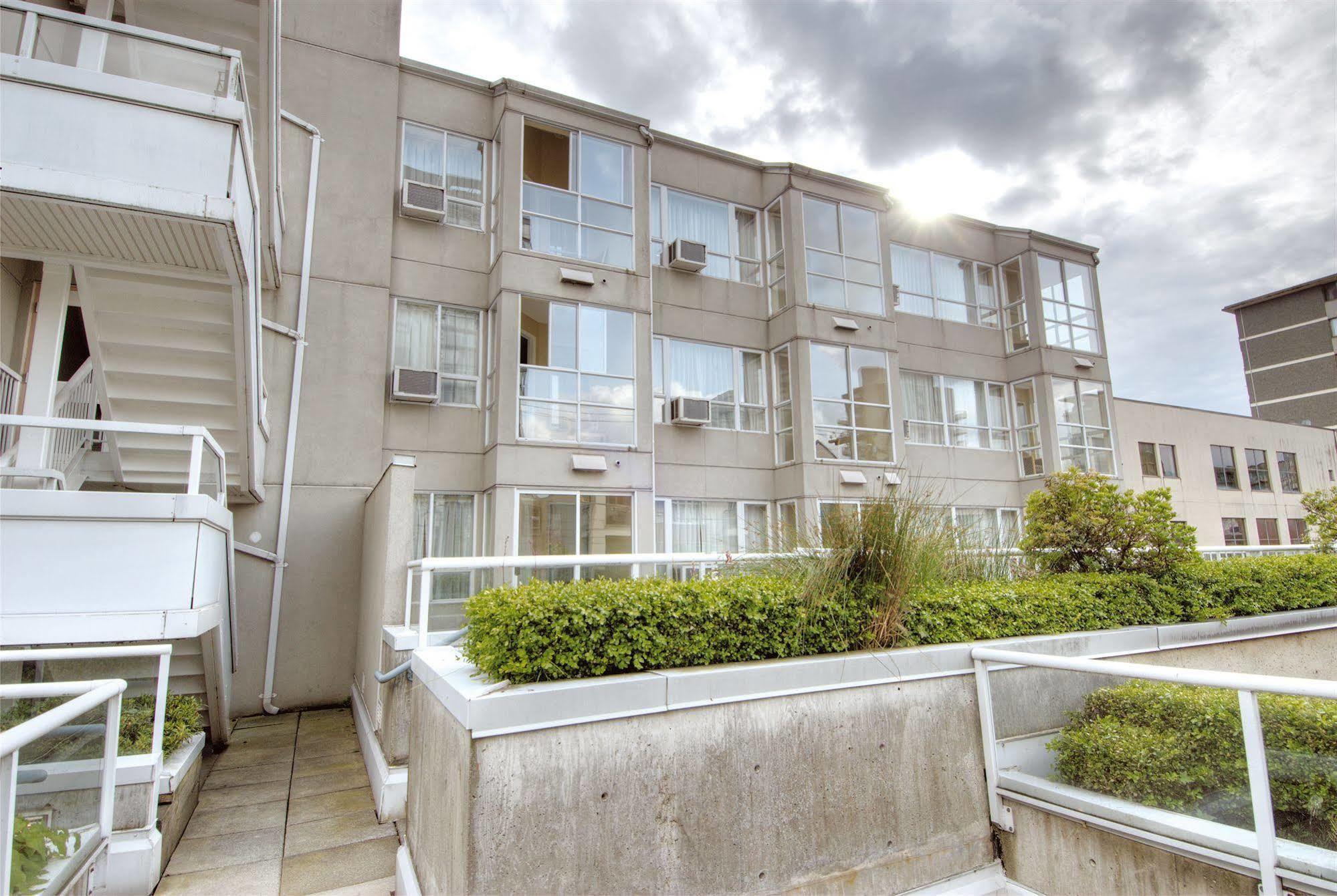 Robson Suites Vancouver Exterior photo